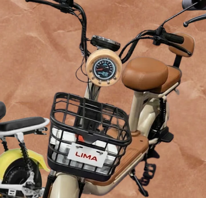 Scooter bege com cesta da campanha Shopping das Bikes