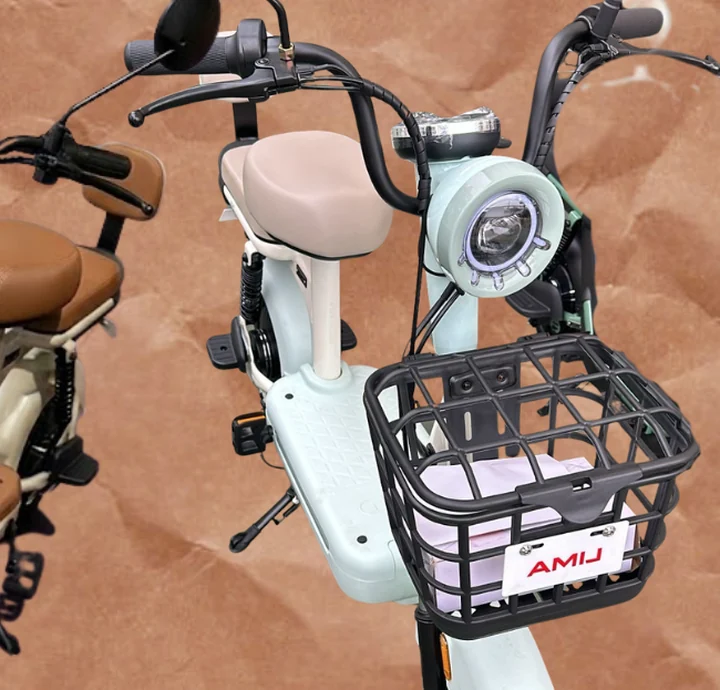 Scooter clara com cesta da campanha Shopping das Bikes